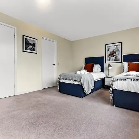 Large Group & Contractor Booking! Duplex W/Parking Milton Keynes Exterior photo